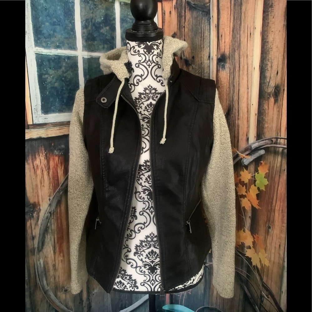 Jacket with removable sleeves
